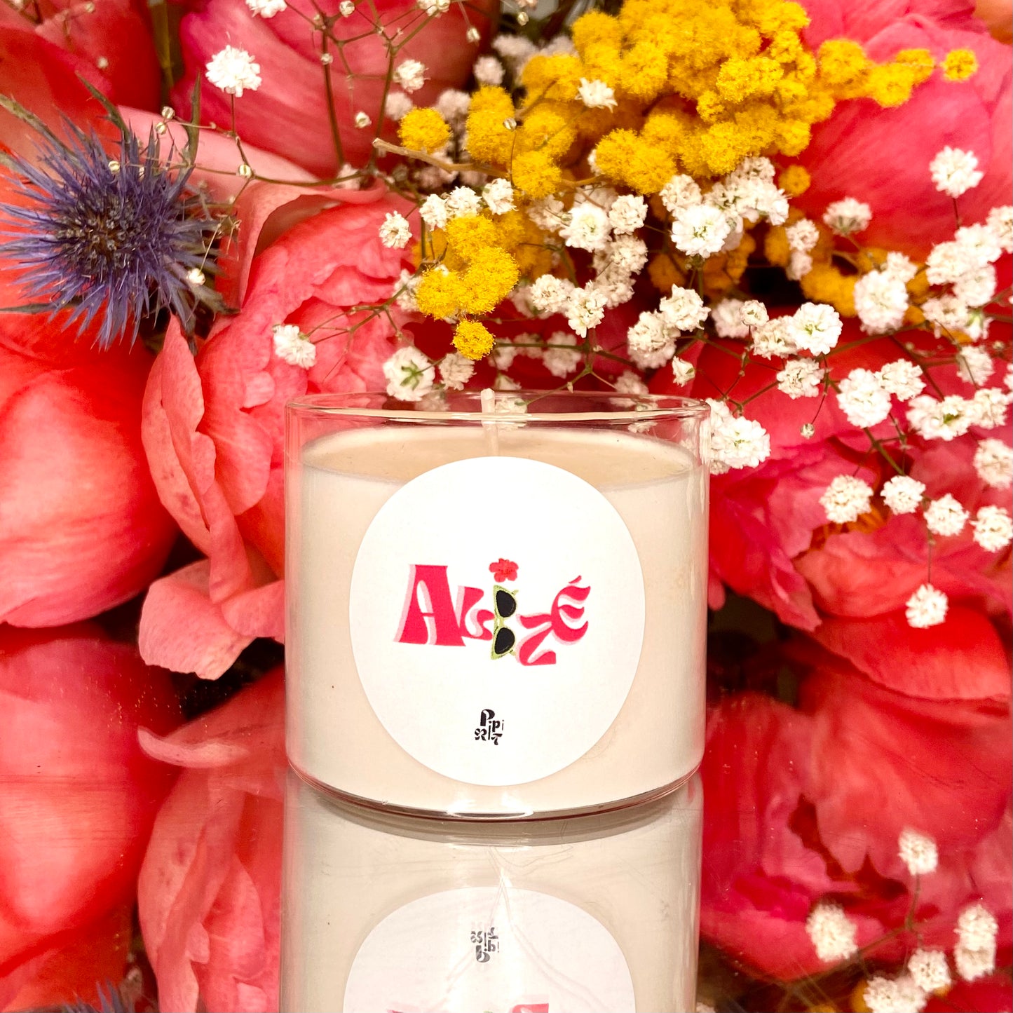 Bougie aux notes de litchi, rose, vanille, bois de santal et mandarine