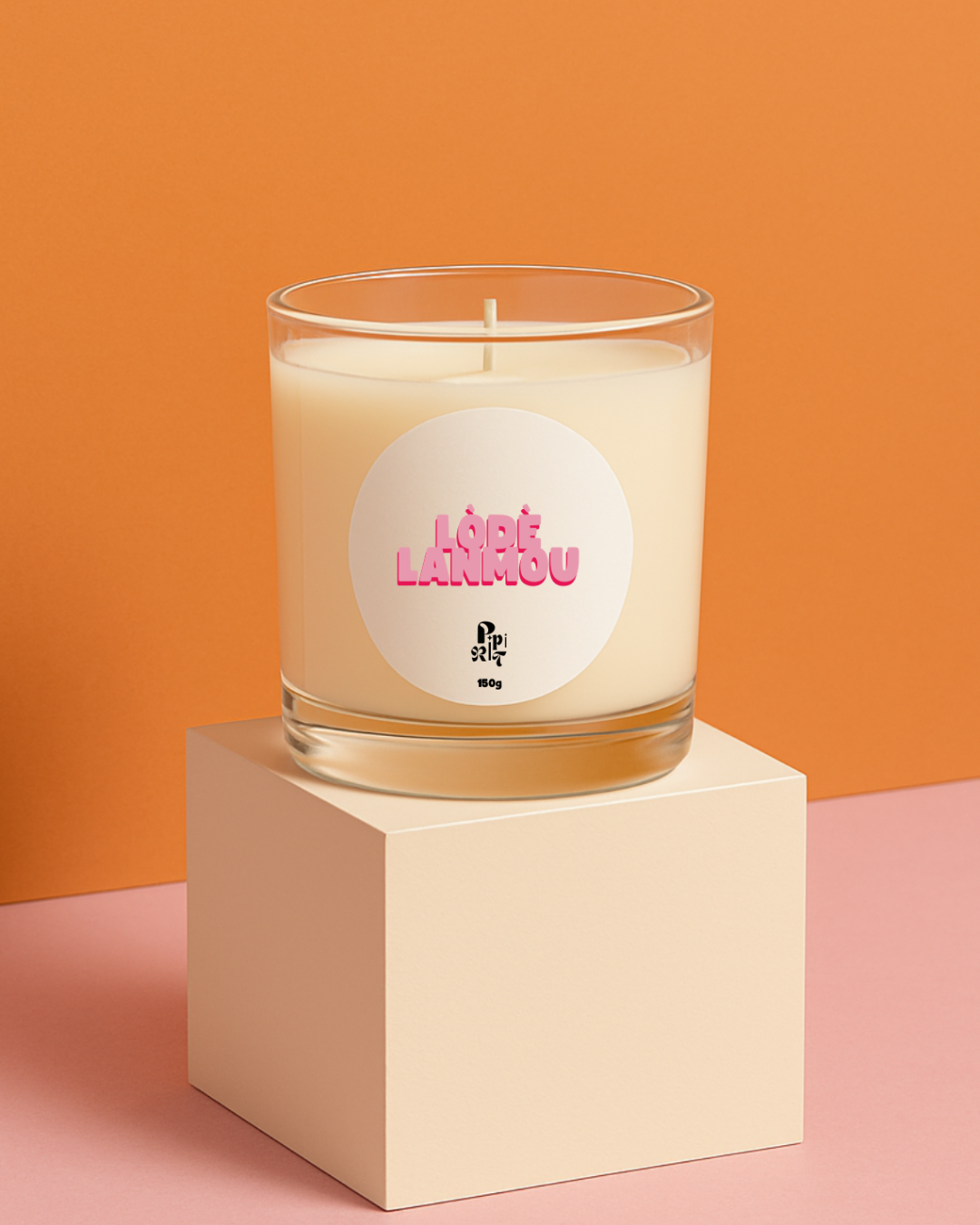 La bougie est une ode à l'amour. Notes
néroli, piment, fleurs blanches, vanille