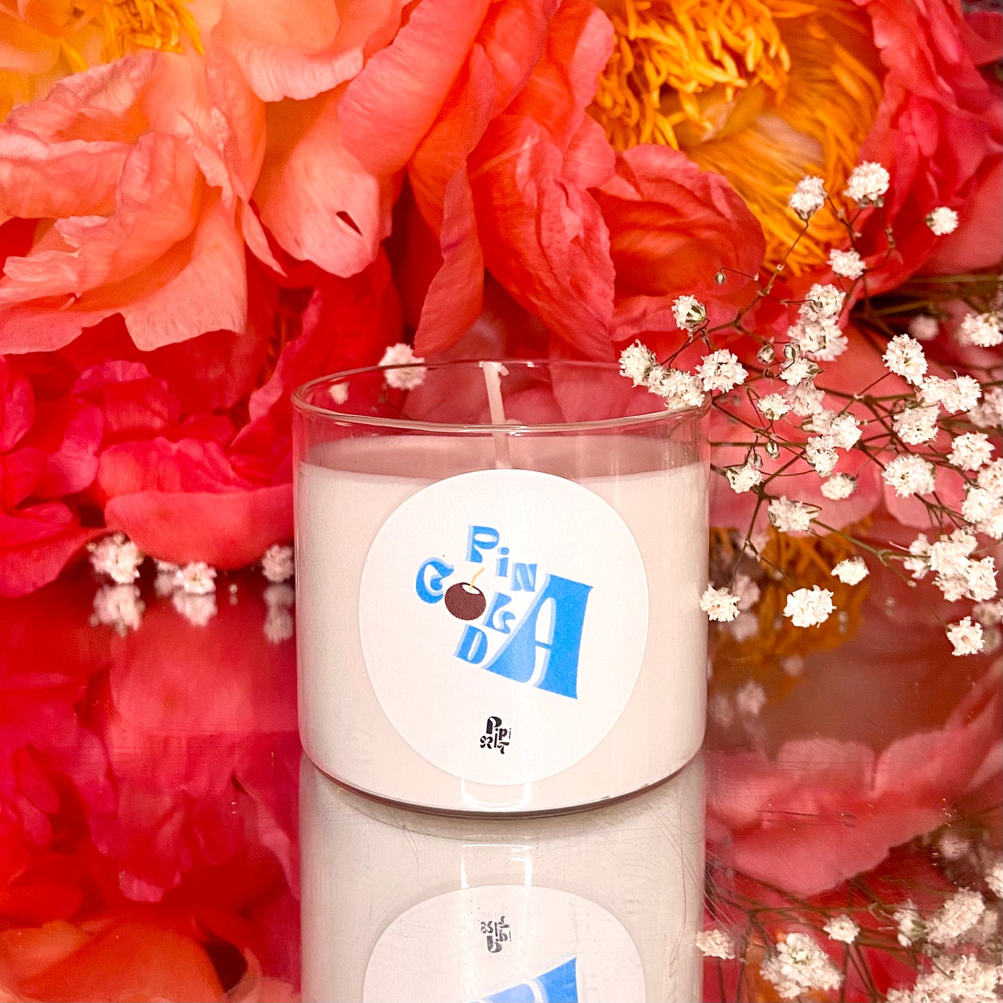 Bougie aux notes exotiques de noix de coco, ananas, orange, rhum et vanille pour rendre hommage à la pinacolada