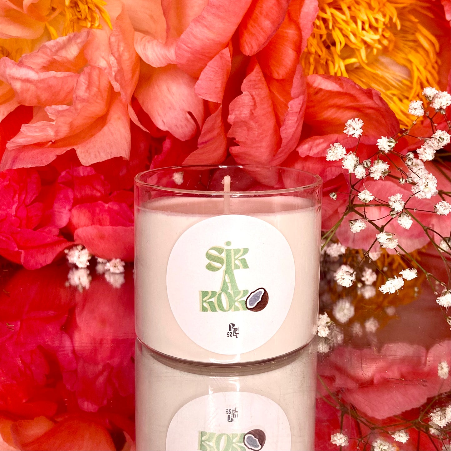 Bougie aux notes gourmandes de coco, amande inspirée de sucre à coco de la Guadeloupe