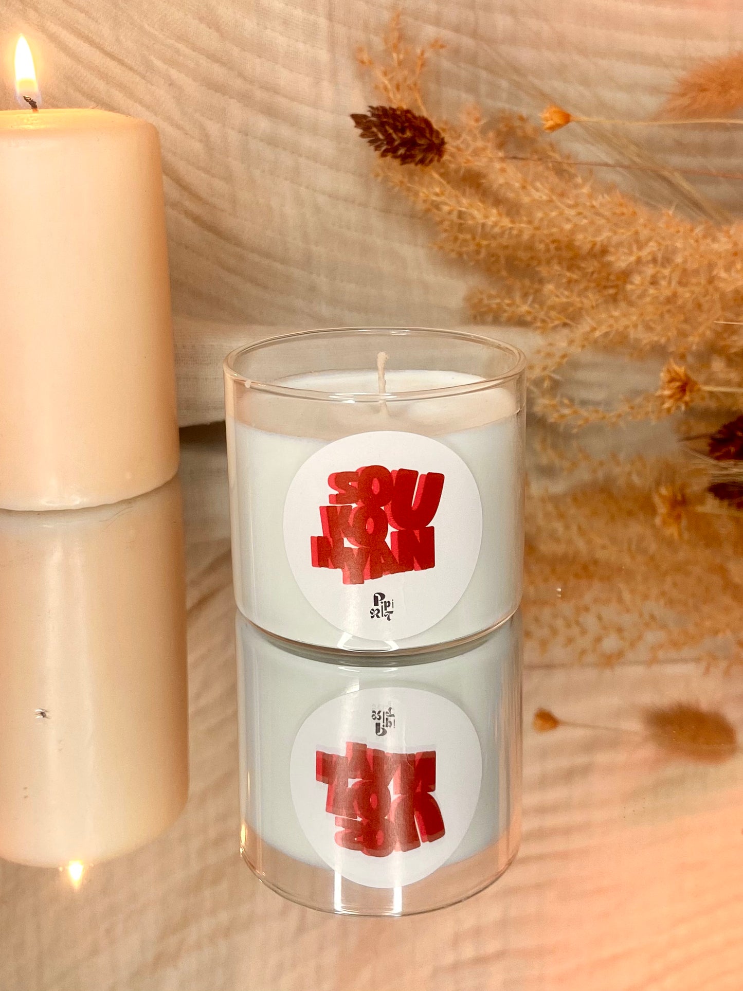 Bougie parfumée inspirée des mythes magiques et religieux de la Guadeloupe et de la Martinique, aux notes d'ylang-ylang, potiron, piment