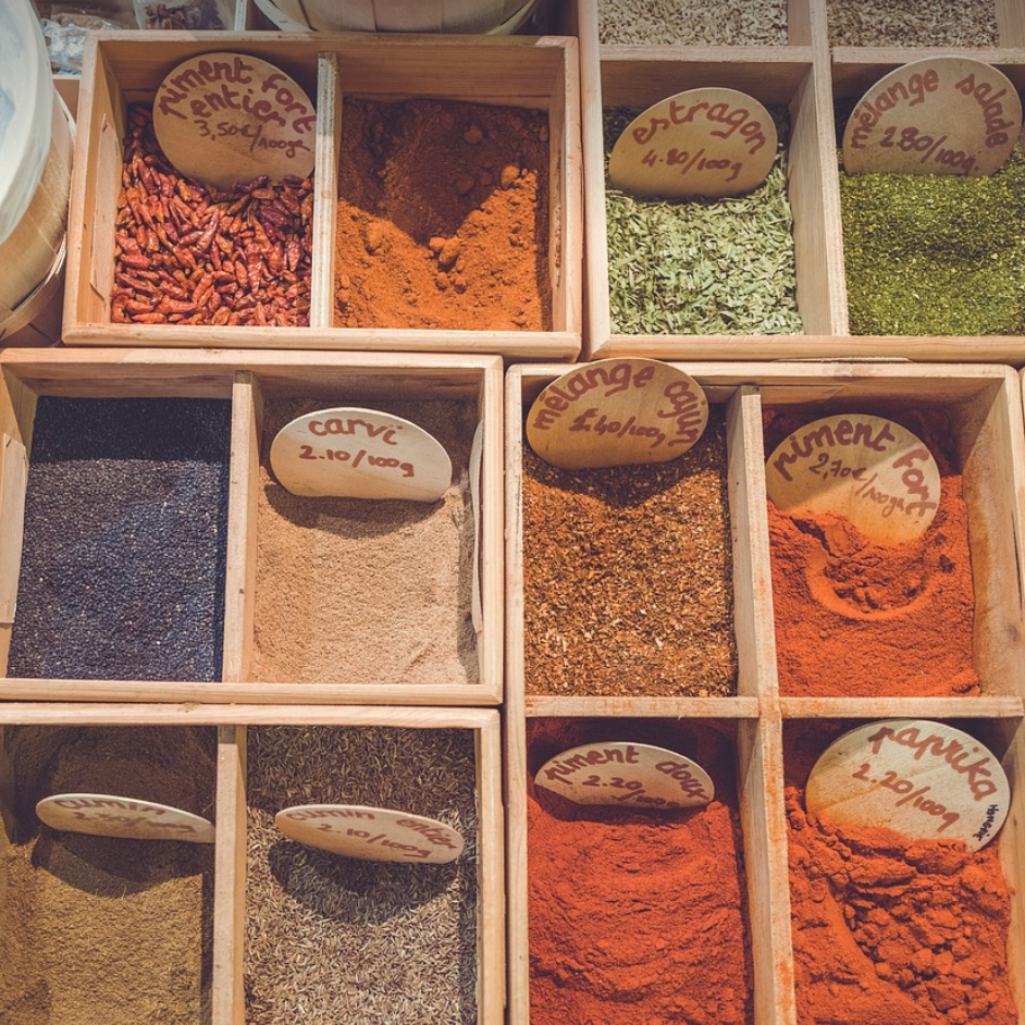 lot d'épices moulues diverses sur le marché