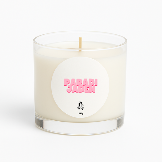 La bougie Paradi Jaden vous emmène au cœur d’un jardin tropical éclatant. Notes goyave, gingembre, orchidée blanche, bois de santal, fleurs rouges