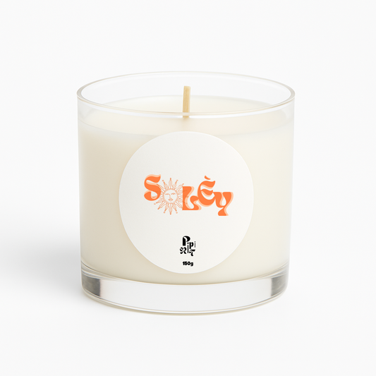 Bougie inspirée de la crème solaire, aux notes exotiques de figue, fleur de tiaré, acacia, noix de coco