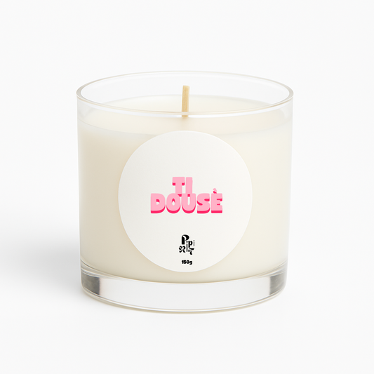 La bougie Ti Dousè évoque la fraîcheur pure des rivières caribéennes Notes
fleurs blanches, coton, musc, bois de santal, notes aldéhydes