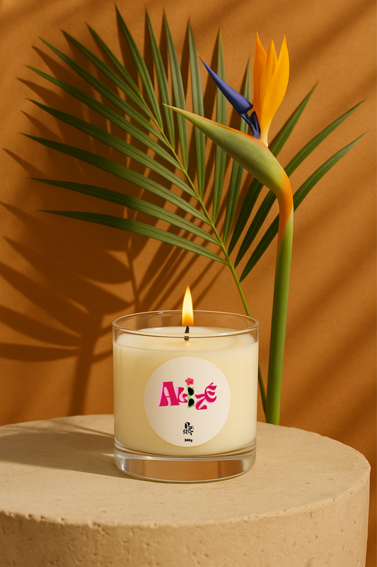 Bougie aux notes de litchi, rose, vanille, bois de santal et mandarine