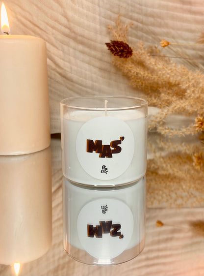 Bougie inspirée du Carnaval de la Guadeloupe, aux notes de cannelle, sauge, encens, bois d'oud et patchouli