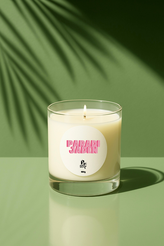 La bougie Paradi Jaden vous emmène au cœur d’un jardin tropical éclatant. Notes
goyave, gingembre, orchidée blanche, bois de santal, fleurs rouges