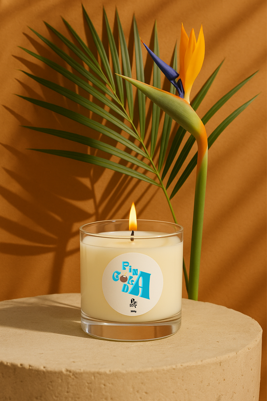 Bougie aux notes exotiques de noix de coco, ananas, orange, rhum et vanille pour rendre hommage à la pinacolada