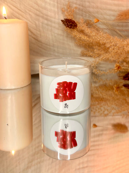 Bougie parfumée inspirée des mythes magiques et religieux de la Guadeloupe et de la Martinique, aux notes d'ylang-ylang, potiron, piment